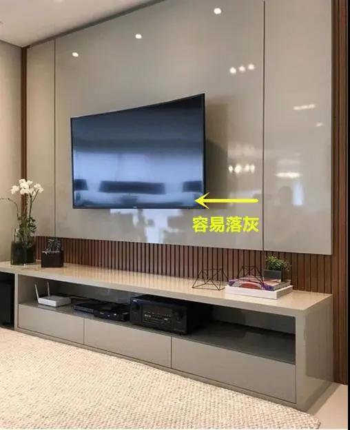 新一代電視墻應該這樣裝，打個柜子裝電視，邊角不留縫越看越大氣
